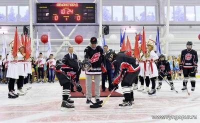 В Ноябрьском дворце спорта начались первые тренировки юных хоккеистов