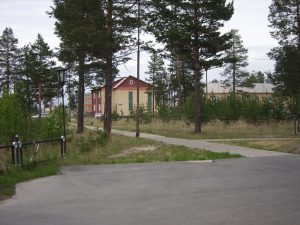 Парк у администрации посёлка Вынгапуровский. Вид на телевышку.