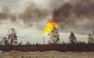 Факел на месторождении нефти для сброса попутного газа