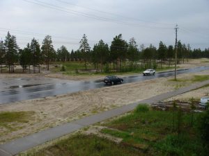 Ул. 70 лет октября в мкр. Вынгапуровский после дождя. Вид на церковь.